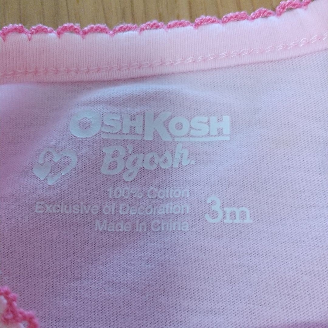 OshKosh(オシュコシュ)のオシュコシュ　Tシャツ　baby8　フリルスカッツ　花柄パンツ キッズ/ベビー/マタニティのベビー服(~85cm)(Ｔシャツ)の商品写真