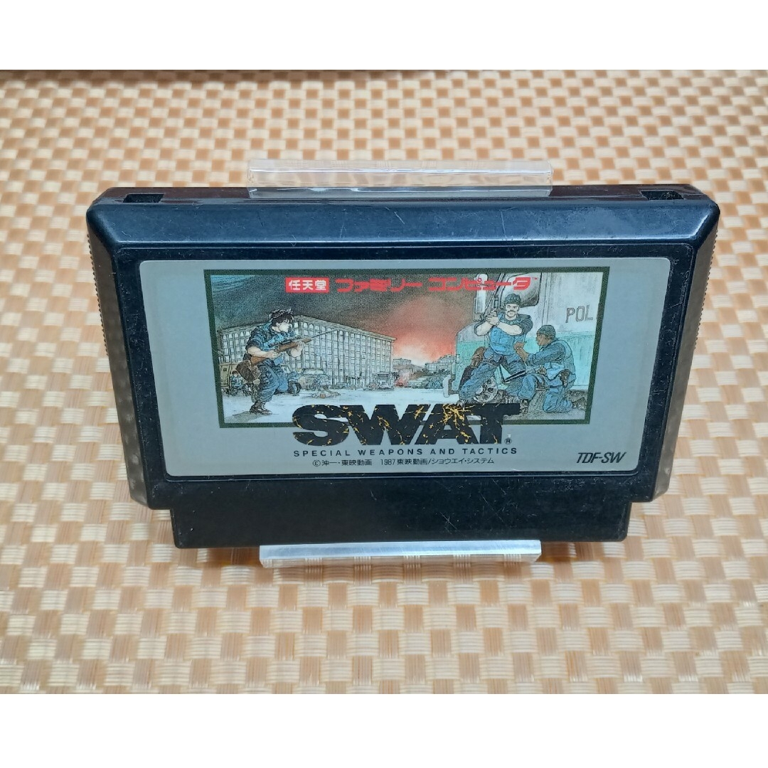 ファミリーコンピュータ(ファミリーコンピュータ)のファミコン　SWAT スワット エンタメ/ホビーのゲームソフト/ゲーム機本体(家庭用ゲームソフト)の商品写真