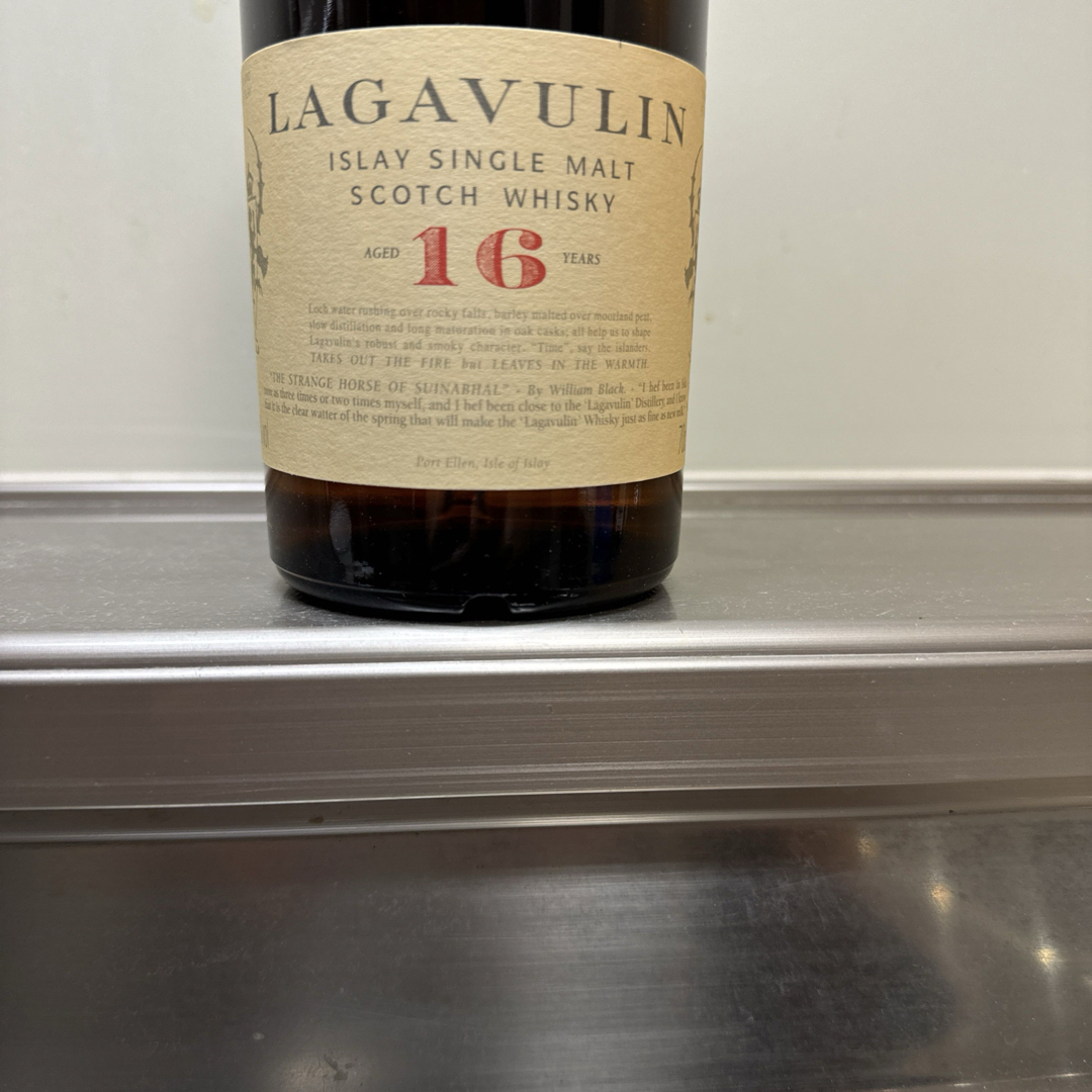 ラガヴーリン(ラガヴーリン)のラガヴーリン 16年 700ml 1本 新品 未開栓 箱無し LAGAVULIN 食品/飲料/酒の酒(ウイスキー)の商品写真
