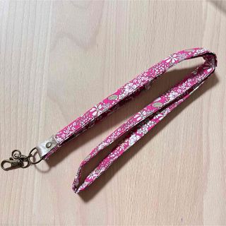 ネックストラップ　ハンドメイド　花柄　ピンク　保護者ホルダー　ストラップ(ネックストラップ)