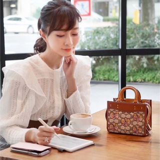 コーチ(COACH)の石井美保さんCOACHコーチローグ17ブーケモチーフエンブロイダリー(ショルダーバッグ)