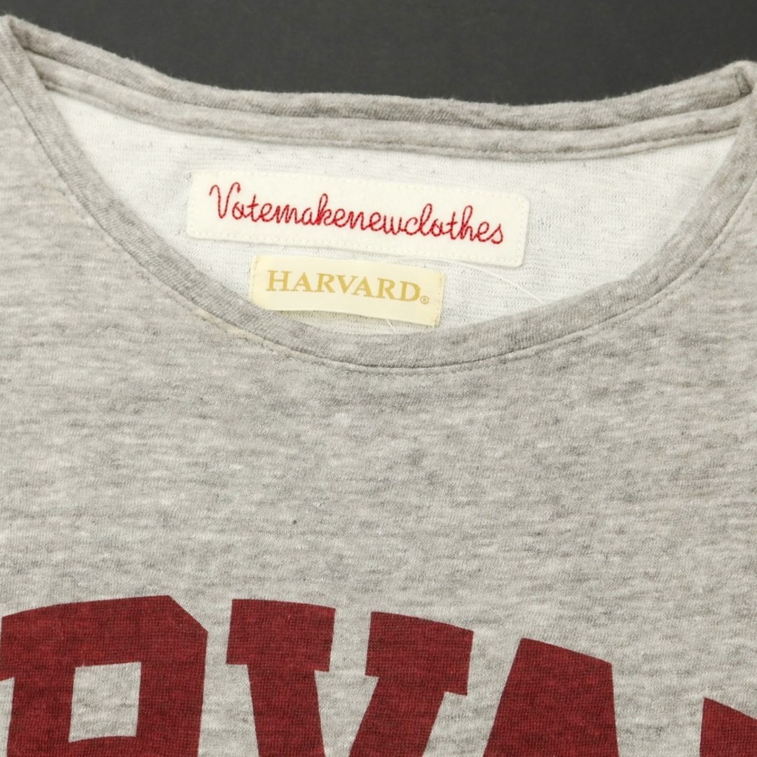 VOTE MAKE NEW CLOTHES(ヴォートメイクニュークローズ)の【中古】ボートメイクニュークローズ VOTE MAKE NEW CLOTHES HARVARD プリント 半袖Ｔシャツ グレーxボルドー【サイズXS】【メンズ】 メンズのトップス(Tシャツ/カットソー(半袖/袖なし))の商品写真