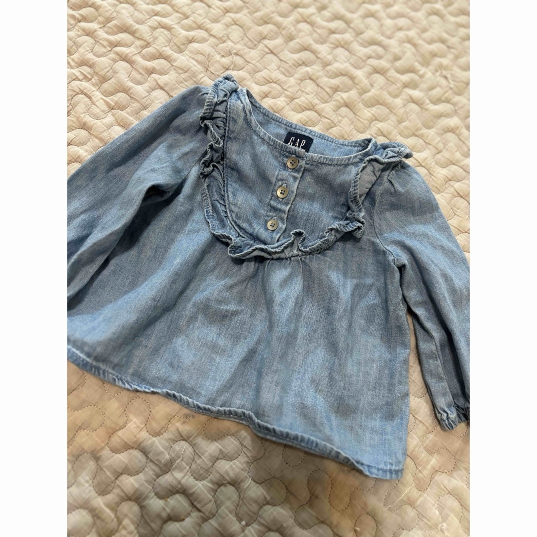 GAP Kids(ギャップキッズ)のデニムブラウス キッズ/ベビー/マタニティのベビー服(~85cm)(シャツ/カットソー)の商品写真