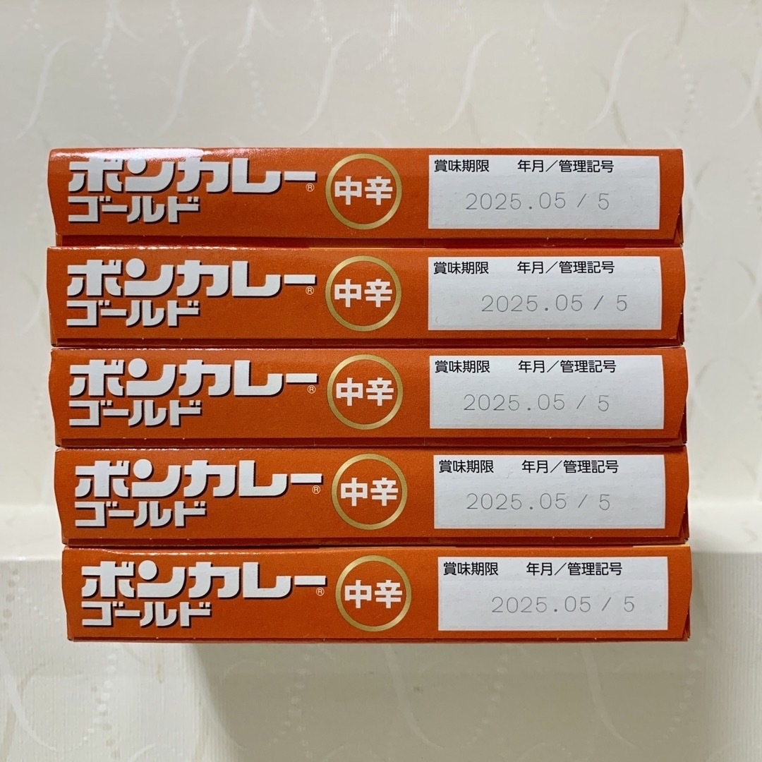 大塚食品(オオツカショクヒン)の【ボンカレー ゴールド （中辛）5箱】2箱開封 レトルト カレー 食品/飲料/酒の加工食品(レトルト食品)の商品写真