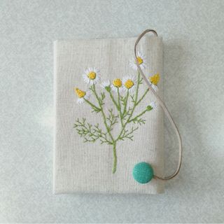 文庫本刺繍のブックカバー　カモミール(ブックカバー)