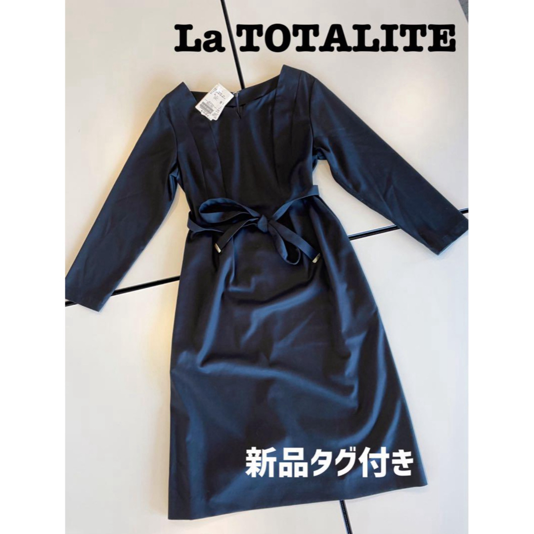 La TOTALITE(ラトータリテ)の【タグ付き新品未使用】La Totalite 紺色　キーネックサックワンピース レディースのワンピース(ひざ丈ワンピース)の商品写真