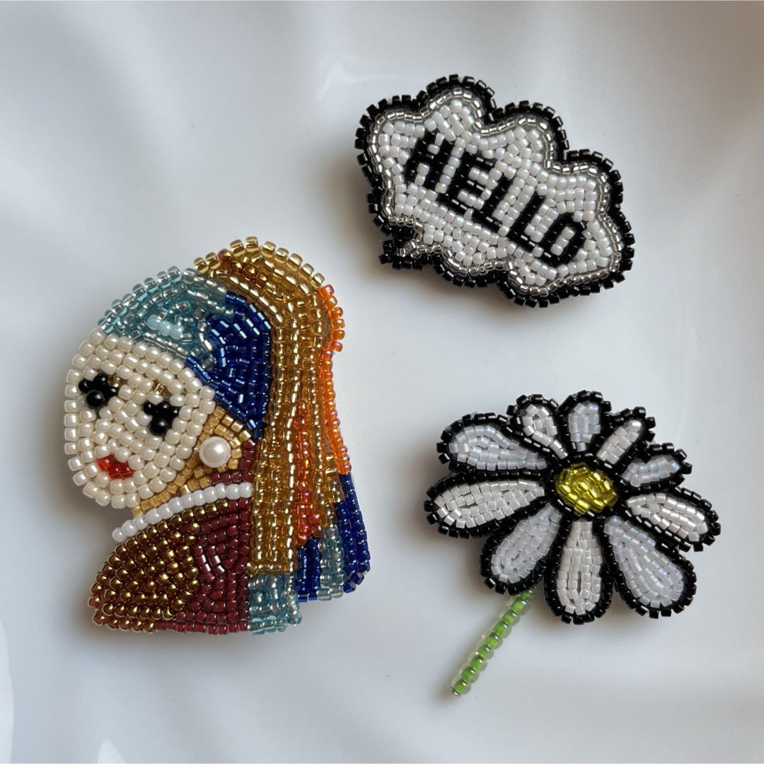 HELLO 吹き出しブローチ　ビーズ刺繍 レディースのアクセサリー(ブローチ/コサージュ)の商品写真