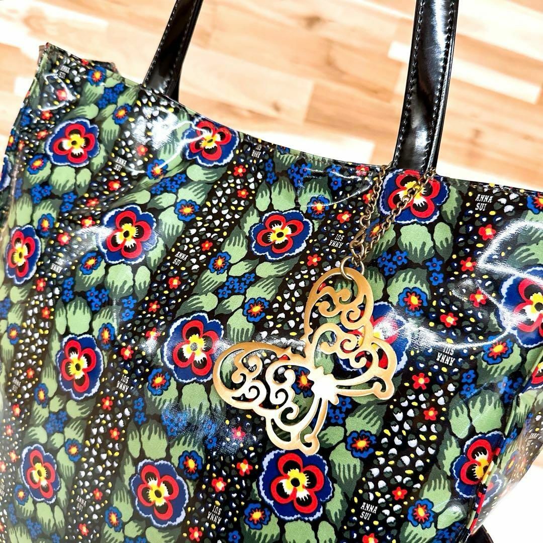 ANNA SUI(アナスイ)の【アナスイ】リーフ 花柄 トートバッグ 蝶々 チャーム付き アンティーク 緑×赤 レディースのバッグ(トートバッグ)の商品写真