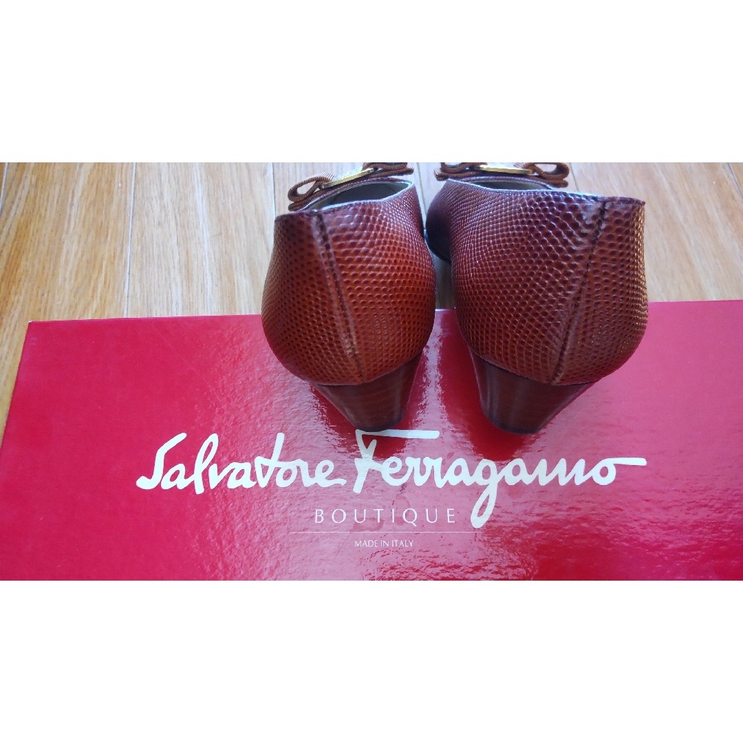 Salvatore Ferragamo(サルヴァトーレフェラガモ)のサルヴァトーレ・フェラガモ（Salvadore Ferragamo）　VARA レディースの靴/シューズ(ハイヒール/パンプス)の商品写真