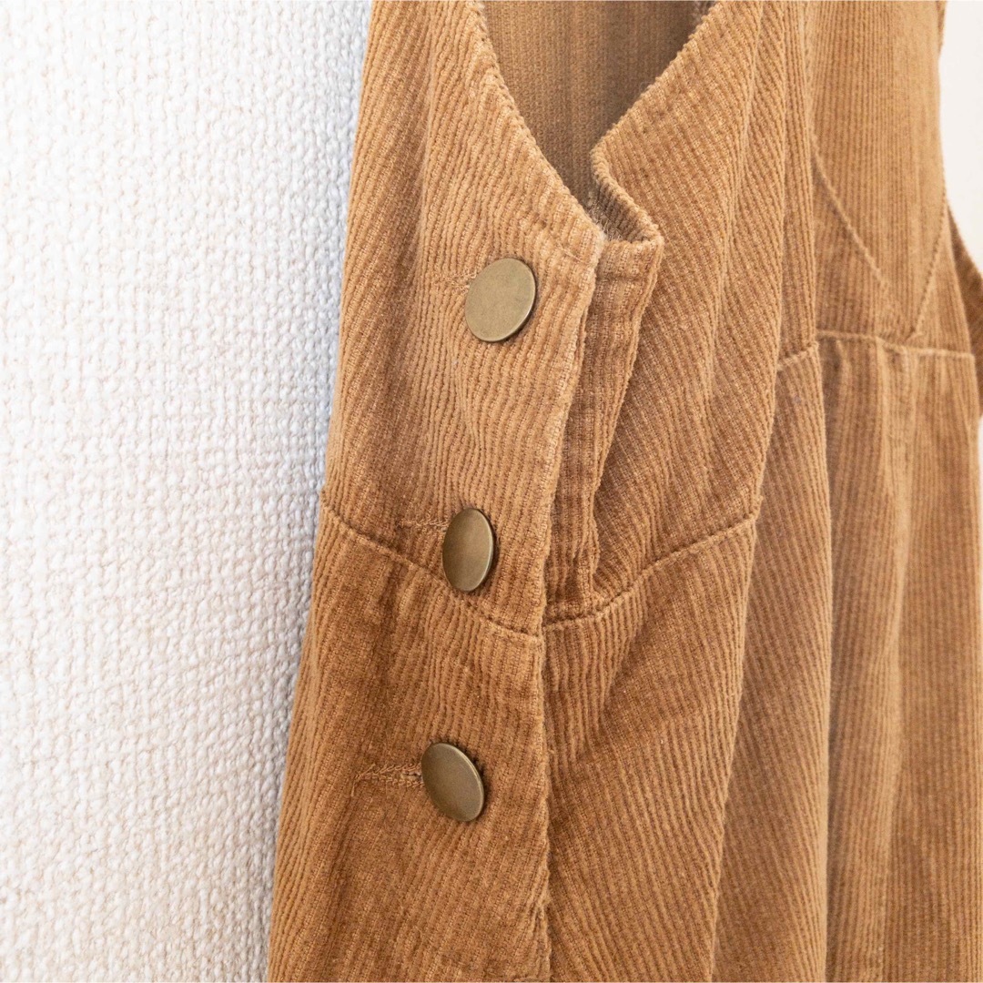 merlot(メルロー)のmerlot メルロー サロペットスカート コーデュロイ キャメル レディースのパンツ(サロペット/オーバーオール)の商品写真