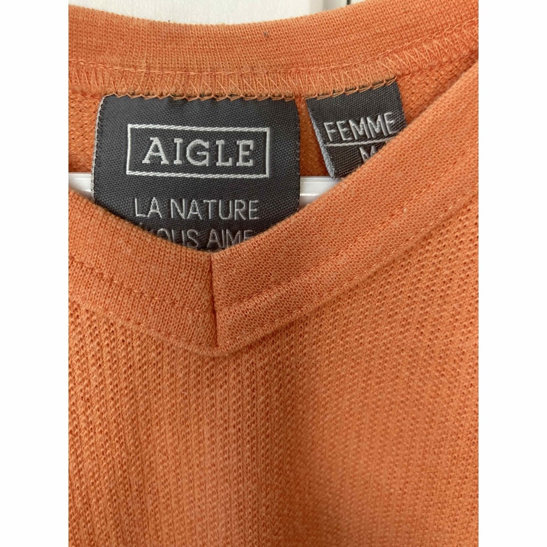 AIGLE(エーグル)のAIGLEエーグル　半袖オレンジ　Vネック無地　Tシャツ レディースのトップス(Tシャツ(半袖/袖なし))の商品写真