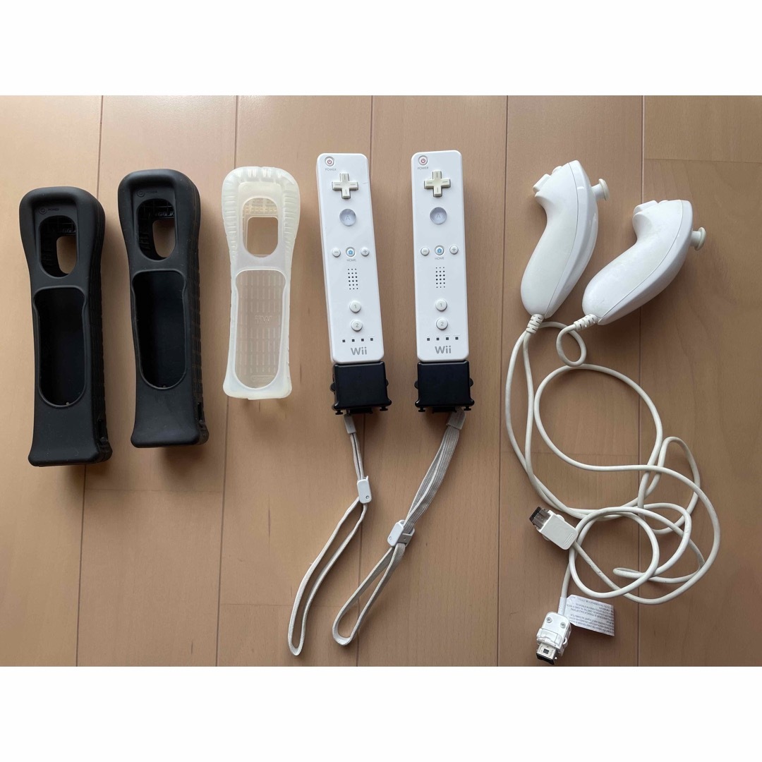 Wii(ウィー)のNintendo  wii  リモコン　ヌンチャク　任天堂　ゲーム エンタメ/ホビーのゲームソフト/ゲーム機本体(家庭用ゲーム機本体)の商品写真