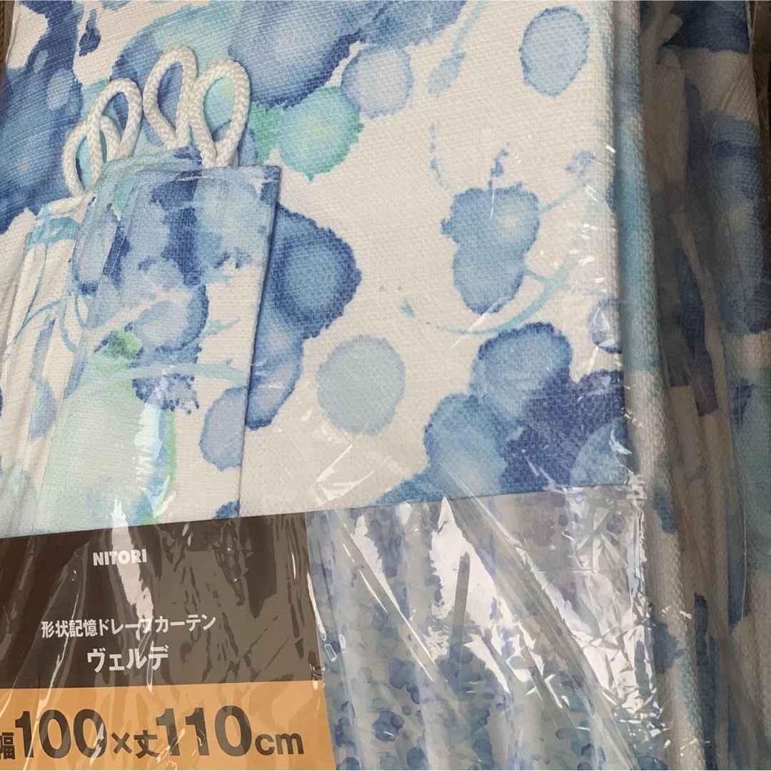 ニトリ(ニトリ)のドレープカーテン 洗える フック付 見えにくい　形状記憶　水彩ブルー紫外線カット インテリア/住まい/日用品のカーテン/ブラインド(カーテン)の商品写真