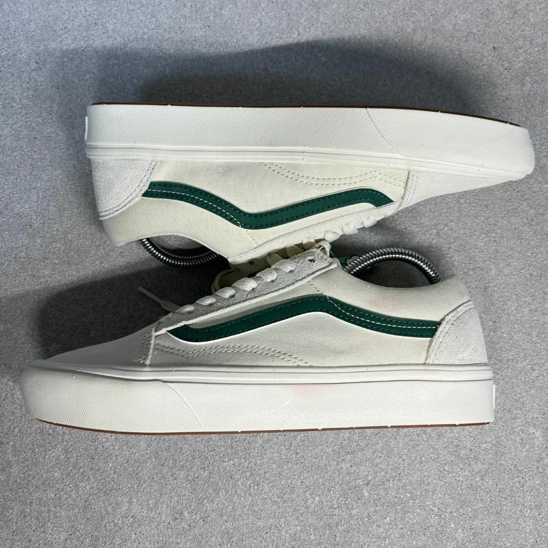 VANS(ヴァンズ)のバンズ コンフィクッシュ オールドスクール スエードキャンバス 25cm 白 ♫ レディースの靴/シューズ(スニーカー)の商品写真