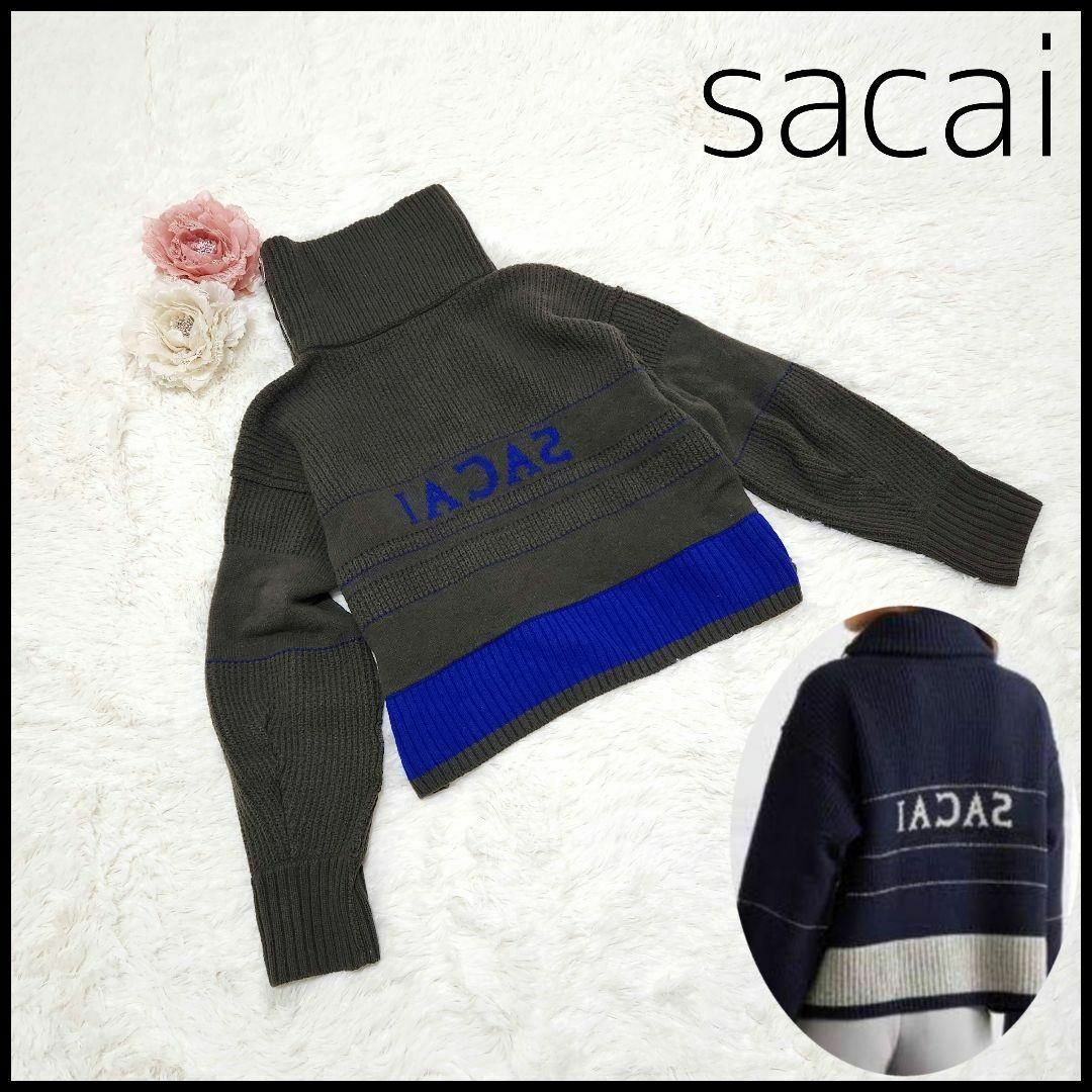 sacai(サカイ)の【ロゴニット】サカイ ニット ハイネック ボタン ジップデザイン バックロゴ レディースのトップス(ニット/セーター)の商品写真