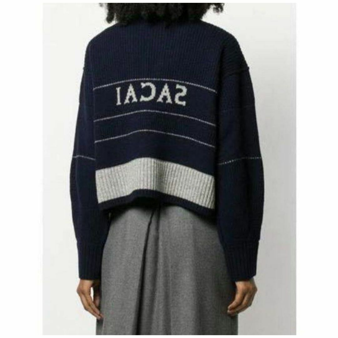 sacai(サカイ)の【ロゴニット】サカイ ニット ハイネック ボタン ジップデザイン バックロゴ レディースのトップス(ニット/セーター)の商品写真