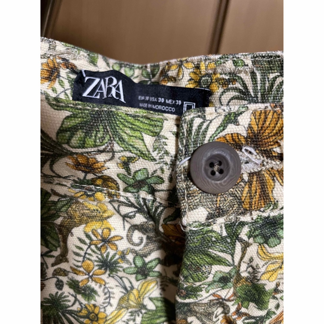 ZARA(ザラ)のZARA花柄ハーフパンツショートパンツ メンズSサイズ フラワーボタニカル ザラ メンズのパンツ(ショートパンツ)の商品写真