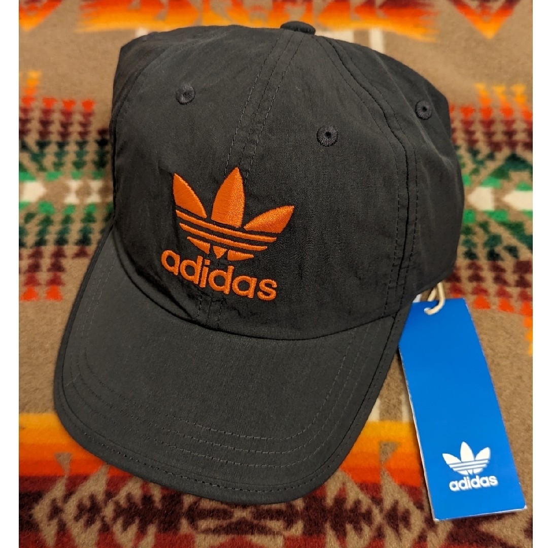 adidas(アディダス)の【新品未使用】adidas  キャップ グレー✕オレンジ メンズの帽子(キャップ)の商品写真