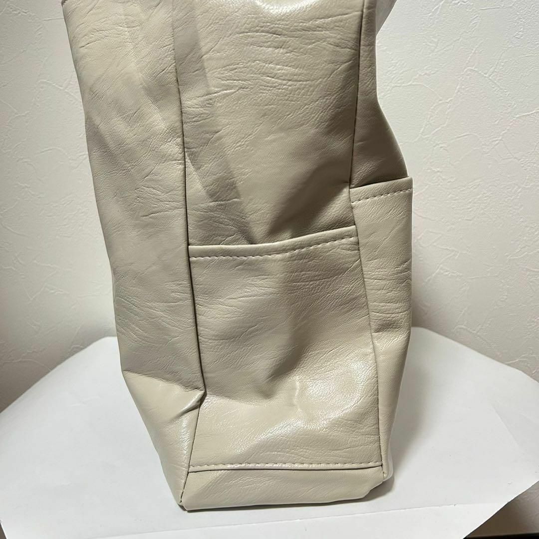 ショルダーバッグ  ホワイト  大容量 斜め掛け PU レザー 軽量　調整 レディースのバッグ(ショルダーバッグ)の商品写真