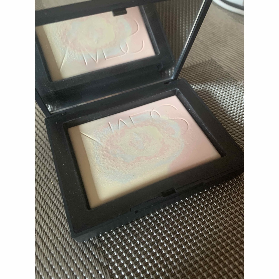 NARS(ナーズ)の美品　NARS  ライトリフレクティング プリズマティックパウダー 01783 コスメ/美容のベースメイク/化粧品(フェイスパウダー)の商品写真