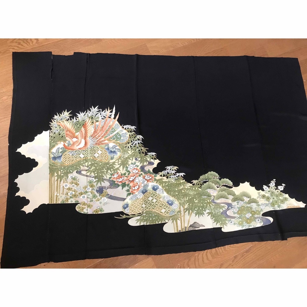 【正絹】黒留袖 解き生地  裾模様の部分☆ 金駒刺繍  金彩 リメイク材料 ハンドメイドの素材/材料(生地/糸)の商品写真