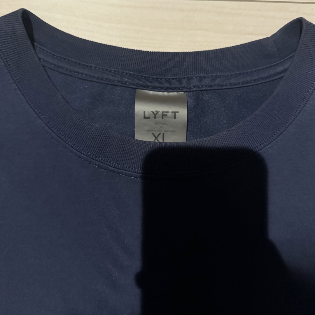 LYFT OUTLINE LOGO BIG T-SHIRT - NAVY メンズのトップス(Tシャツ/カットソー(半袖/袖なし))の商品写真