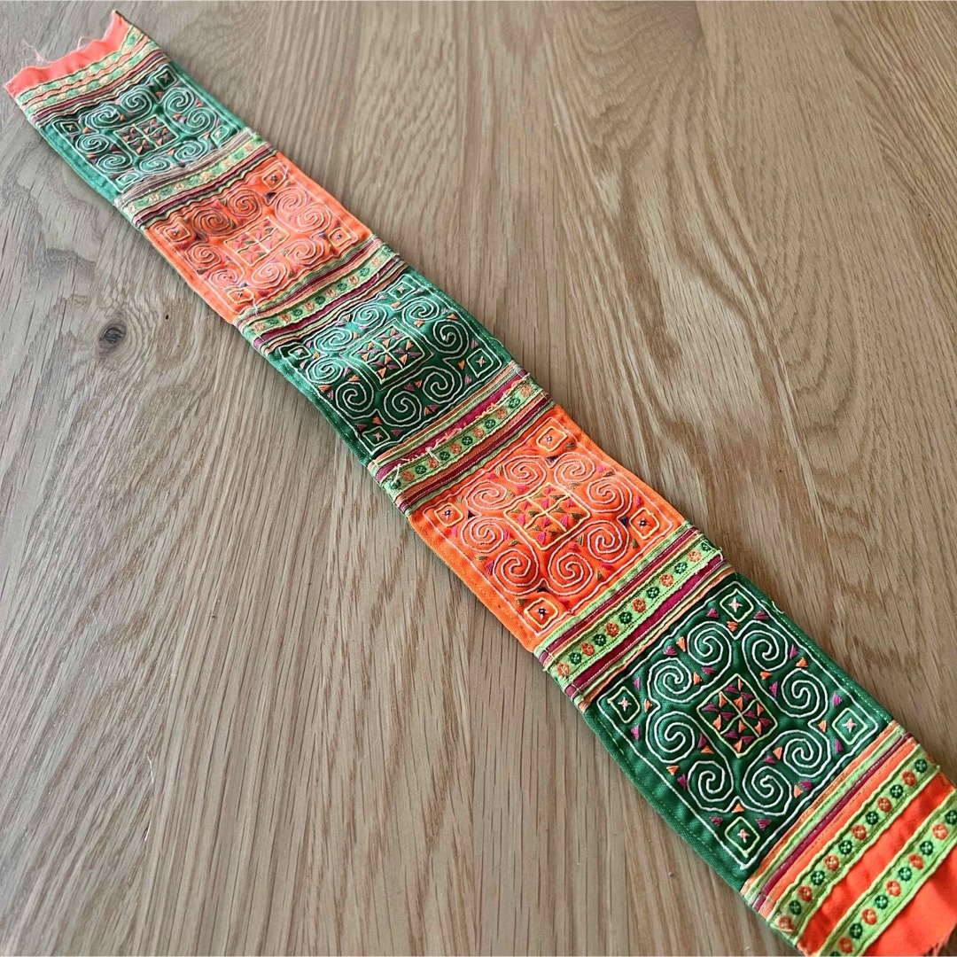 People Tree(ピープルツリー)のモン族古布 民族衣装 刺繍生地 はぎれ ハギレ ハンドメイドの素材/材料(生地/糸)の商品写真