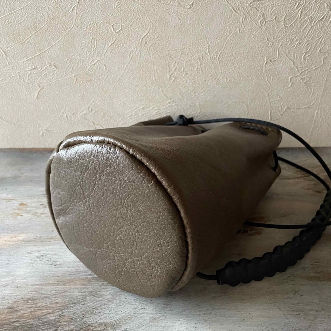 巾着 本革 オリーブ ショルダーバッグ 国産皮革 カーフ 赤字特価 メンズのバッグ(ショルダーバッグ)の商品写真