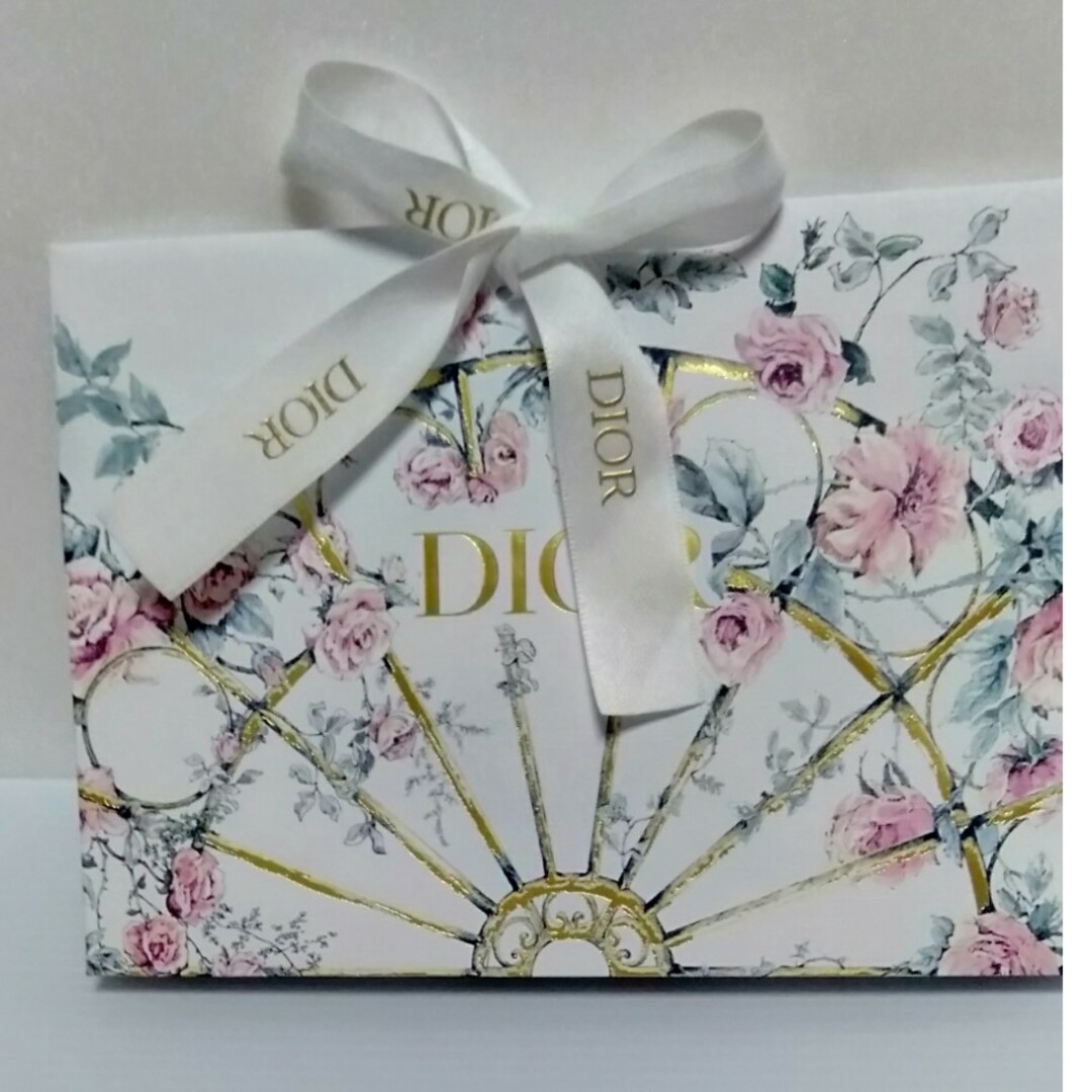 Christian Dior(クリスチャンディオール)のちは様ご専用です[ピンバッジ⑦]MissDiorピンバッジ＆ボックス型ショップ袋 エンタメ/ホビーのアニメグッズ(バッジ/ピンバッジ)の商品写真