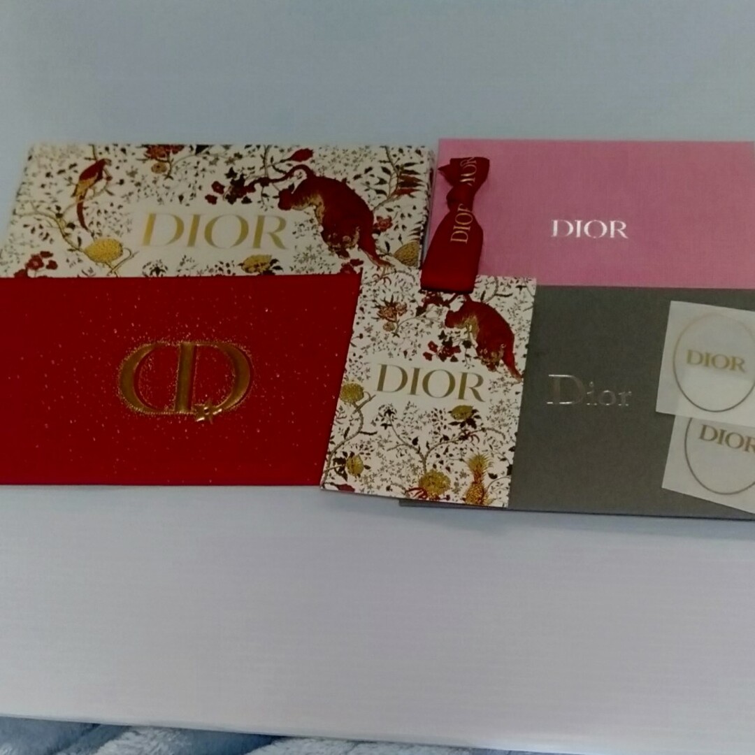 Christian Dior(クリスチャンディオール)のちは様ご専用です[ピンバッジ⑦]MissDiorピンバッジ＆ボックス型ショップ袋 エンタメ/ホビーのアニメグッズ(バッジ/ピンバッジ)の商品写真