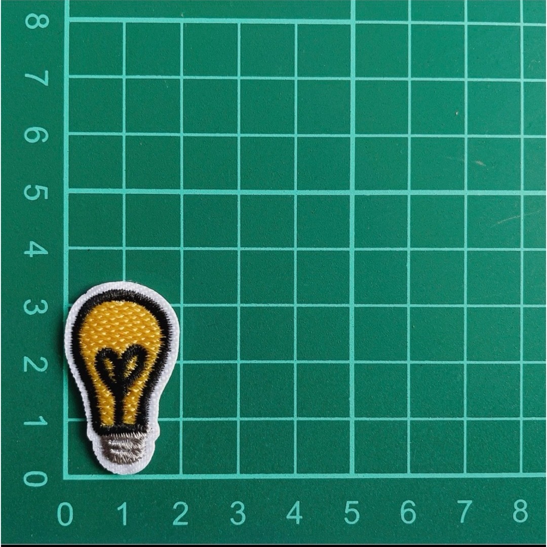 [2693] 電球　ワッペン　2枚セット ハンドメイドの素材/材料(各種パーツ)の商品写真