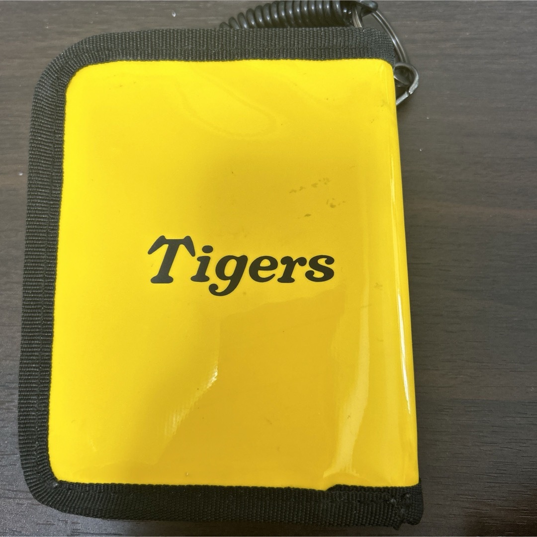 阪神タイガース(ハンシンタイガース)の阪神タイガース☆エナメル二つ折財布 スポーツ/アウトドアの野球(記念品/関連グッズ)の商品写真
