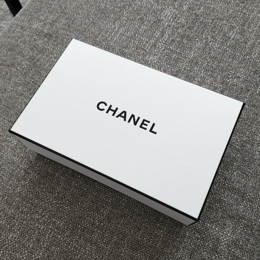 CHANEL(シャネル)の美品＊　シャネル　ギフトボックス　空箱　プレゼント　箱　CHANEL レディースのバッグ(ショップ袋)の商品写真