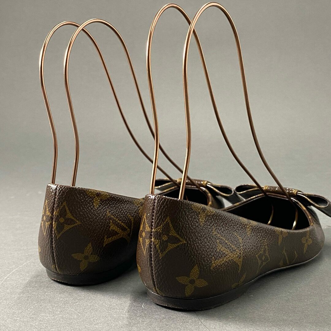 LOUIS VUITTON(ルイヴィトン)の3d10 LOUIS VUITTON ルイヴィトン LV モノグラム リボン フラットシューズ 36 ブラウン パンプス イタリア製 レディース 婦人靴 靴 レディースの靴/シューズ(バレエシューズ)の商品写真