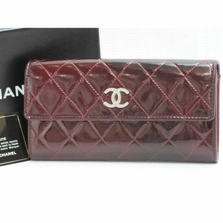 シャネル(CHANEL)のシャネル　エナメル　二つ折り長財布　メタルココマーク　エンジ系　CHANEL　18681804(財布)