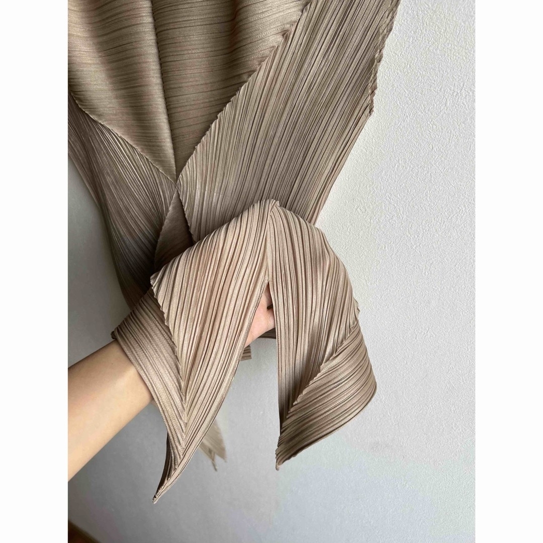 PLEATS PLEASE ISSEY MIYAKE(プリーツプリーズイッセイミヤケ)のプリーツプリーズ　立体トップス　ゴールド　ベージュ　美品 レディースのトップス(カットソー(半袖/袖なし))の商品写真