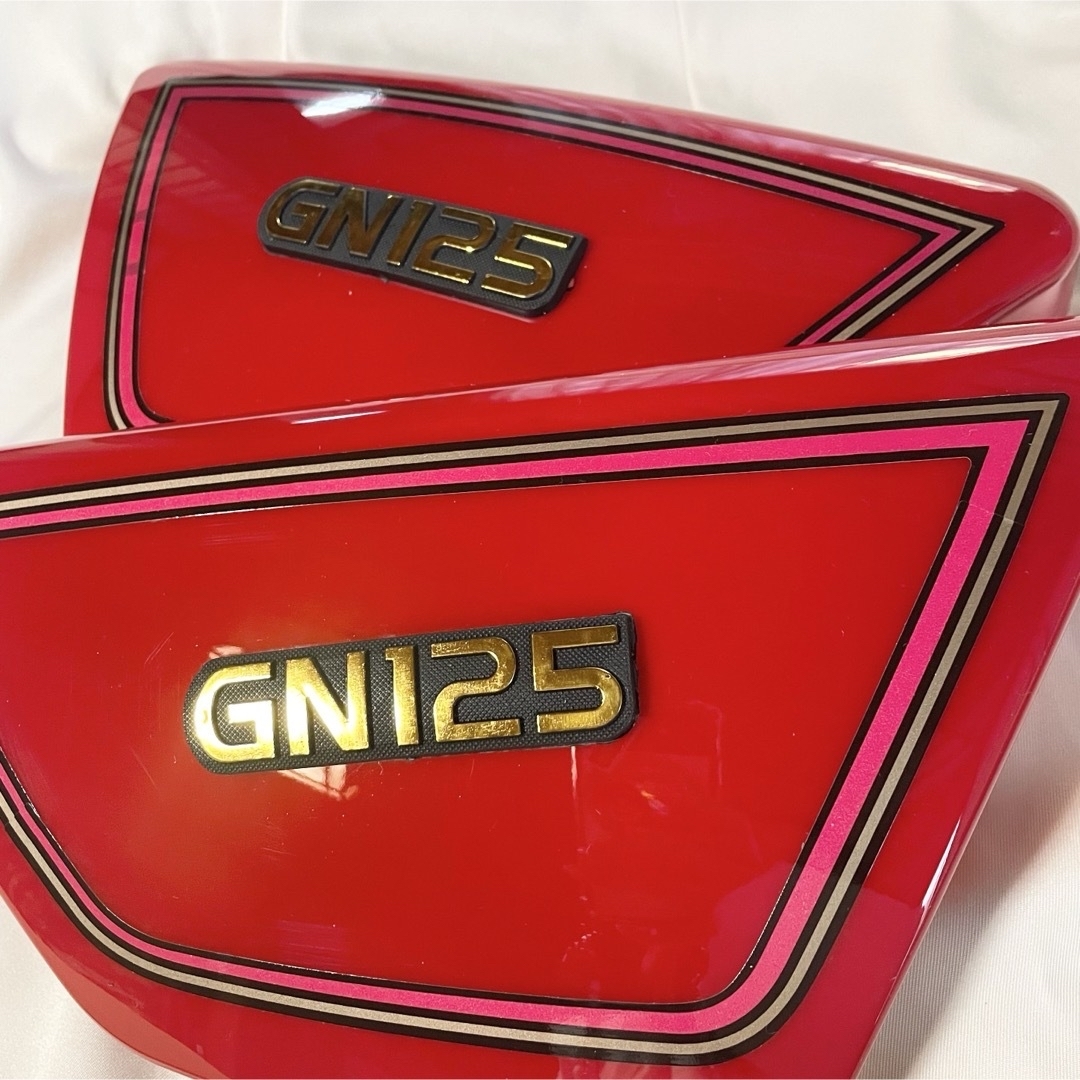 【新品・未使用】SUZUKI GN125用　サイドパネルカバー 赤 自動車/バイクのバイク(パーツ)の商品写真