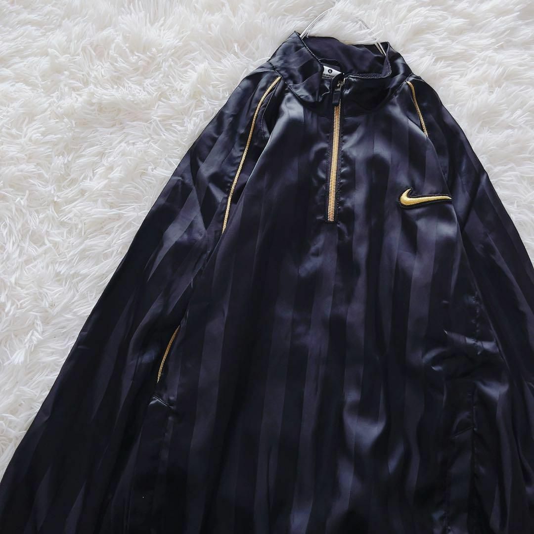 NIKE ナイキ　刺繍ロゴ　 ナイロンジャケット 黒×金　ゆるダボ　Lサイズ メンズのジャケット/アウター(ナイロンジャケット)の商品写真