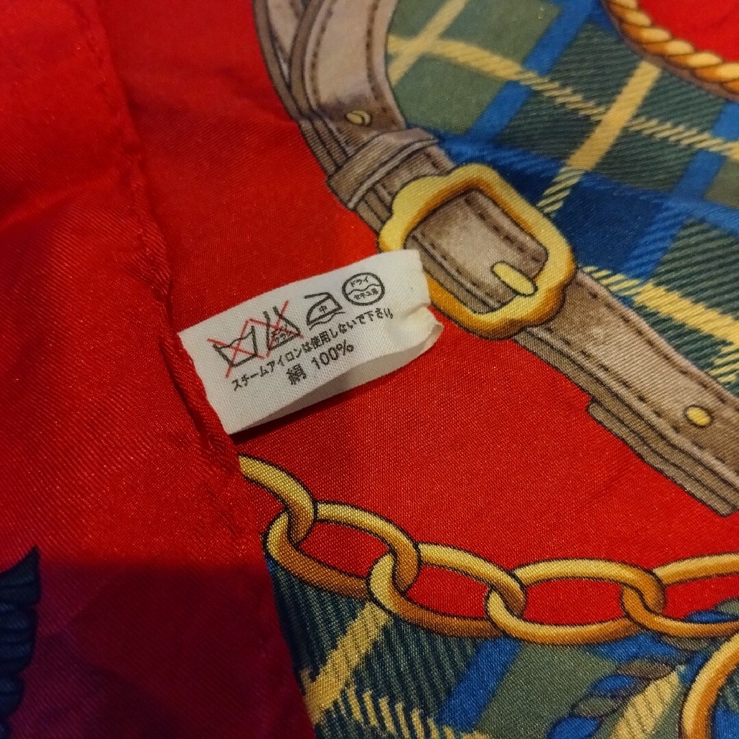総柄スカーフ　シルク　バンダナ　レッド レディースのファッション小物(バンダナ/スカーフ)の商品写真