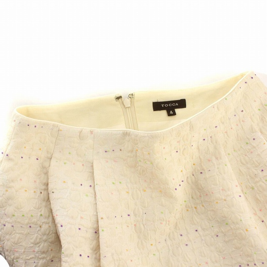 TOCCA(トッカ)のトッカ TOCCA スカート ひざ丈 花柄 エンボス加工 4 オフホワイト 白 レディースのスカート(ひざ丈スカート)の商品写真