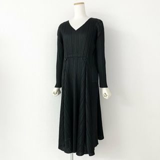 プリーツプリーズイッセイミヤケ(PLEATS PLEASE ISSEY MIYAKE)の33d10-2 《美品》 PLEATS PLEASE プリーツプリーズ ドローコード付き 長袖ロングワンピース PP01-JH604 3 ブラック レディース(ロングワンピース/マキシワンピース)