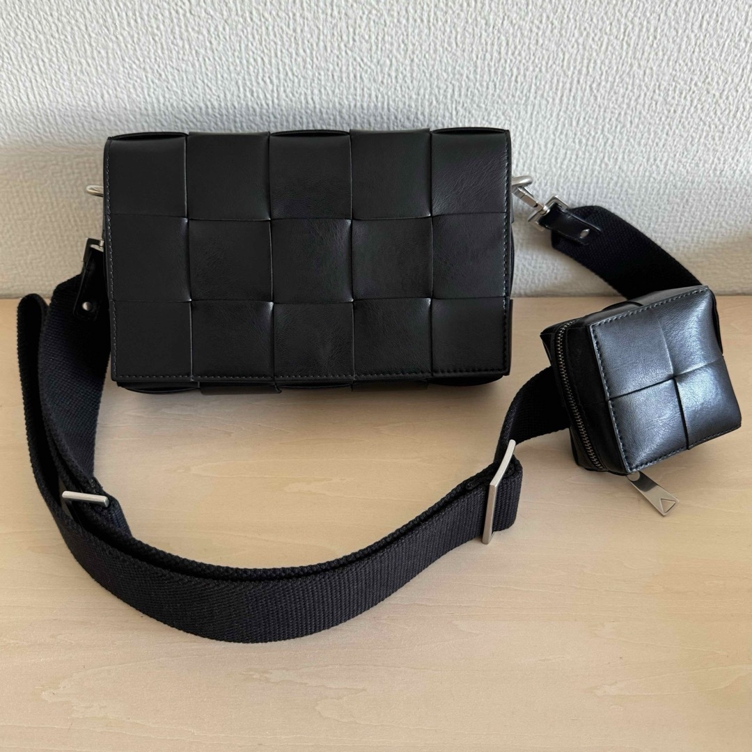 Bottega Veneta(ボッテガヴェネタ)のBottega Veneta バーサタイル ストラップ カセット メンズのバッグ(ショルダーバッグ)の商品写真