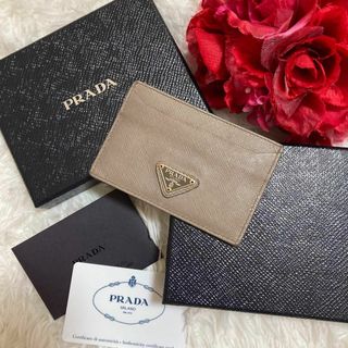 プラダ(PRADA)のプラダ　パスケース　カードケース　定期入れ　三角ロゴ　プレート　レザー　グレー系(名刺入れ/定期入れ)