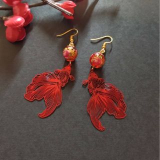 【和風】金魚と和風ガラスビーズのピアス（イヤリング）（赤）【着物】【袴】【和装】(ピアス)