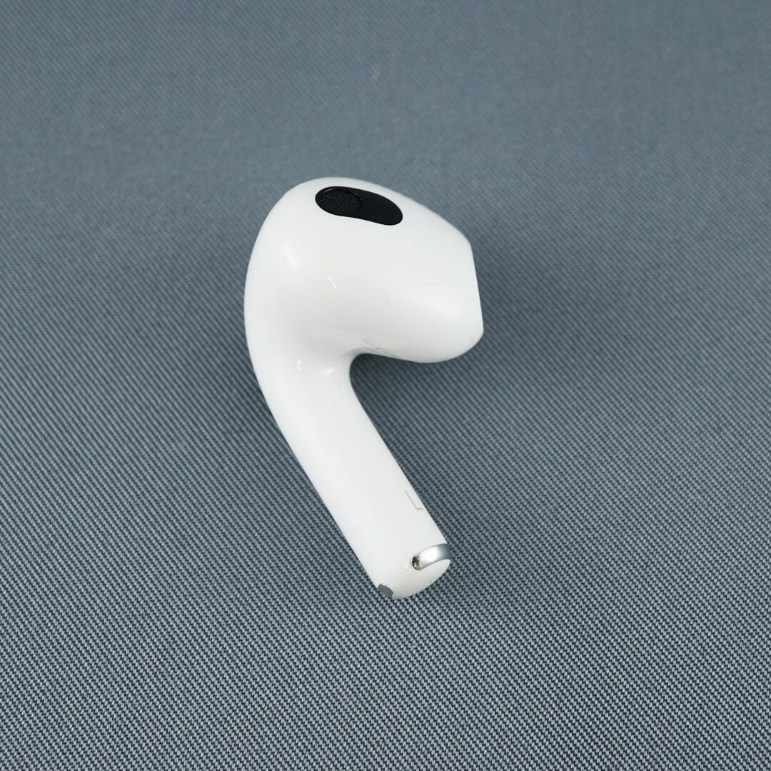 Apple AirPods 第三世代 左イヤホンのみ USED品 L 片耳 左耳 A2564 ワイヤレスイヤホン 耐汗 耐水 MME73J/A 完動品 中古 KR V0200 スマホ/家電/カメラのオーディオ機器(ヘッドフォン/イヤフォン)の商品写真