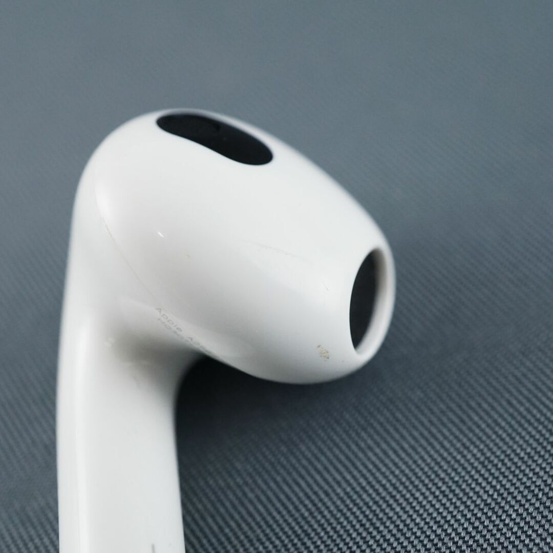 Apple AirPods 第三世代 左イヤホンのみ USED品 L 片耳 左耳 A2564 ワイヤレスイヤホン 耐汗 耐水 MME73J/A 完動品 中古 KR V0200 スマホ/家電/カメラのオーディオ機器(ヘッドフォン/イヤフォン)の商品写真