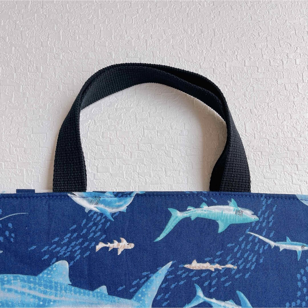 レッスンバッグ 手提げ袋 男の子 海の生きもの サメ 紺 ハンドメイドのキッズ/ベビー(バッグ/レッスンバッグ)の商品写真