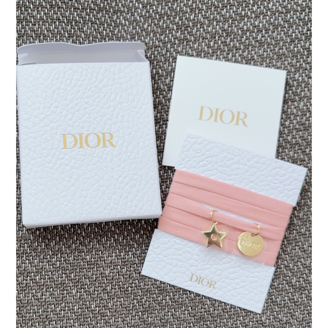 Dior(ディオール)の新品【DIOR】ノベルティ　チャームつきブレスレット エンタメ/ホビーのコレクション(ノベルティグッズ)の商品写真