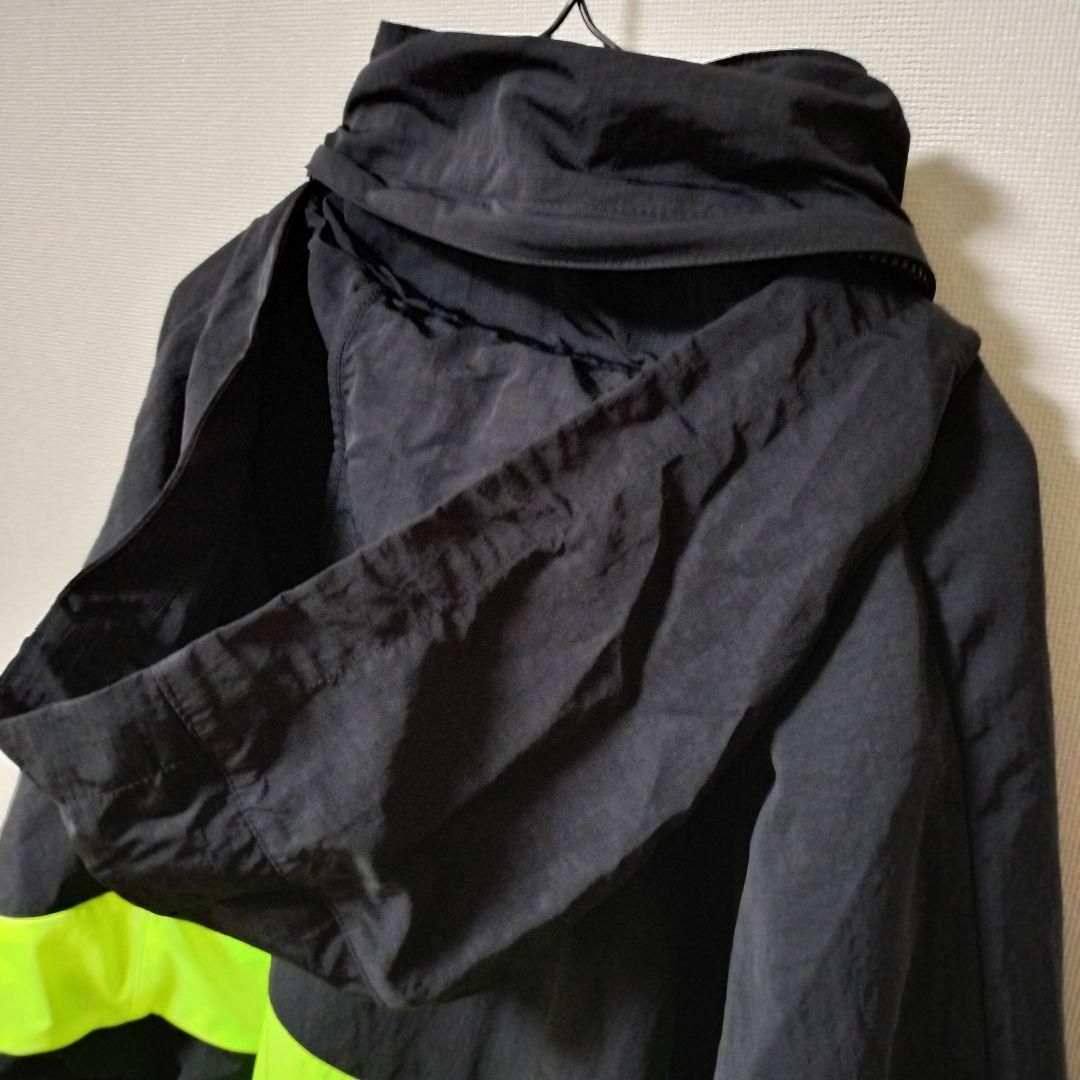 NIKE(ナイキ)のナイキ 黒 ハーフジップ ビッグスウッシュ ナイロンジャケット 男性Ｌフード収納 メンズのジャケット/アウター(ナイロンジャケット)の商品写真
