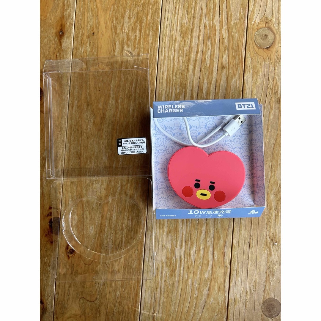 BT21(ビーティーイシビル)のBT21 WIRELESS CHARGER TATA スマホ/家電/カメラのスマートフォン/携帯電話(バッテリー/充電器)の商品写真